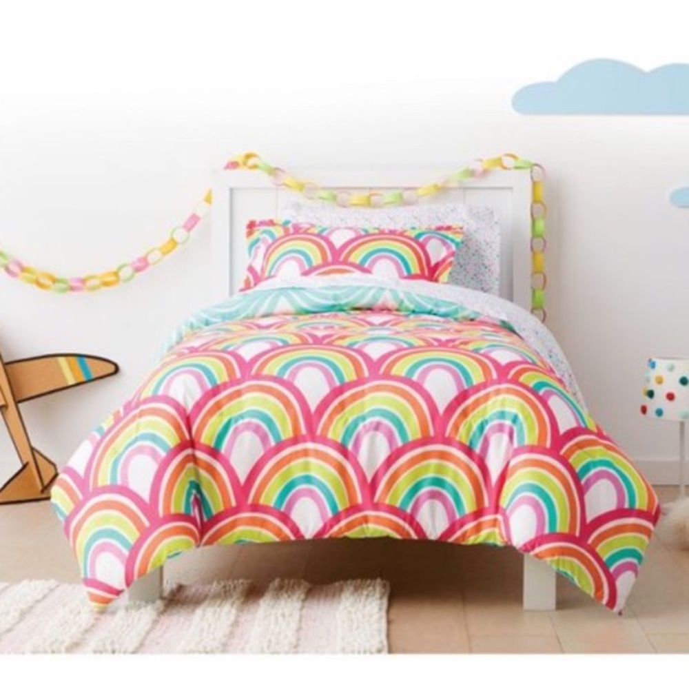 Like New Rainbow Pillowfort Comforter Set!